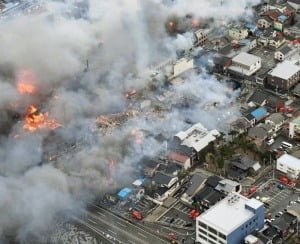 Un incendio arrasa 140 casas de madera en Japón