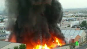 Grave incendio después de una explosión en una nave industrial de Arganda del Rey